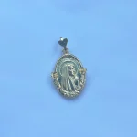 Joya Virgen de Lourdes con corazón calado en la parte superior
