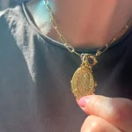 Medalla religiosa artesanal con baño de oro
