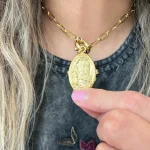 Diseño floral en oro 18k de la Virgen de Lourdes