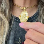 Colgante dorado Virgen de Lourdes ligero y cómodo