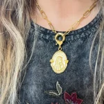 Medalla de Lourdes hecha a mano en estilo dorado