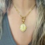 Joya religiosa bañada en oro 18k con diseño floral