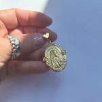 Colgante artesanal Virgen de Lourdes con corazón calado