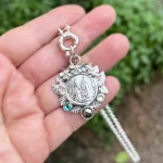 medalla espiritual virgen de lourdes con piedra personalizada