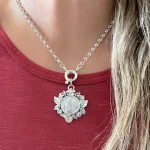 colgante plata 950 virgen de lourdes con acabado vintage