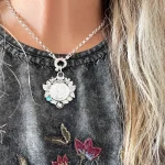 joya religiosa virgen de lourdes en plata con flores y hojas