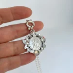 colgante virgen de lourdes con piedra natural y cristales swarovski