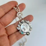 medalla virgen de lourdes en plata 950 con diseño artesanal