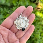 Virgen de Lourdes con Hoja y Flor Talladas