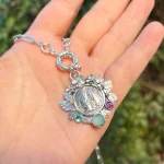 medalla artesanal virgen de lourdes con cristales brillantes
