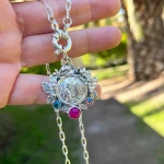colgante protector virgen de lourdes con piedra natural