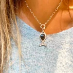 collar pez detallado calado a mano