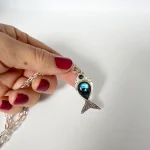 joya artesanal pez azul con cristal swarovski