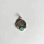 Collar artesanal con hoja calada y piedra natural personalizada