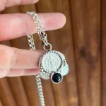 Colgante con símbolo de protección y piedra natural