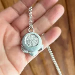 San Benito intervenido artesanalmente en collar de plata