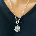 Medalla laurel en plata con detalles de hojas caladas