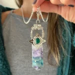 Talismán hecho a mano en plata con energía protectora