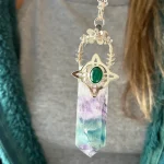 Joya simbólica con nudo mágico, fluorita y aventurina