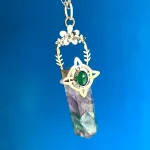 Maxi talismán artesanal con piedras naturales y flores en plata