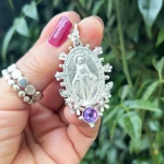Medalla detallada de la Virgen de los Rayos con piedra a elección
