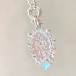 Collar Virgen de los Rayos con flores y hojas talladas