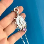 Colgante de plata hecho a mano con diseño floral y medalla religiosa