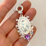 Collar artesanal de plata con medalla religiosa y detalles florales