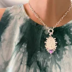 Colgante Virgen de los Rayos en plata 950 con diseño floral artesanal