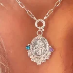 Medalla en plata con detalles florales