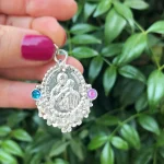 Medalla intervenida con flores y pelotitas en plata 950
