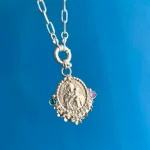Medalla artesanal de la Virgen de Schoenstatt en plata