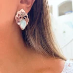 Aros con larimar y detalles grabados en plata