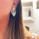 Aros livianos con piedra larimar y estilo artesanal