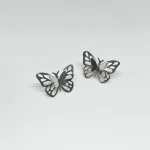 Aros de plata con diseño detallado de mariposas