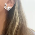 Aros elegantes de plata inspirados en mariposas