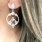 Pendientes livianos de plata con amatista y símbolo espiritual