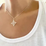 Collar pequeño artesanal con nudo de bruja