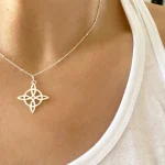 Colgante simbólico minimalista hecho a mano