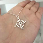 Joya delicada de plata con diseño de nudo de bruja