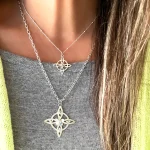 Collar simbólico de plata inspirado en el nudo de bruja
