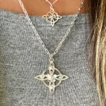 Colgante artesanal Eowyn con flores talladas en plata