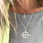 Amuleto artesanal de plata con piedra luna y mariposas