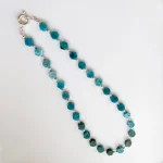 Collar artesanal con piedras naturales de apatita azul