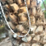 Collar con piedras naturales y colgante de corazón hecho a mano