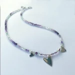 Collar de diseño artesanal con corazón y piedra de energía