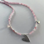 Joya hecha a mano con corazón martillado y piedras naturales