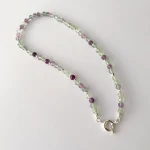 Collar de fluorita facetada con terminaciones en plata