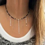 Collar sofisticado con hilos de plata y gemas oscuras