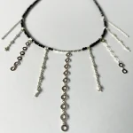 Collar elegante con detalles de plata y piedra natural